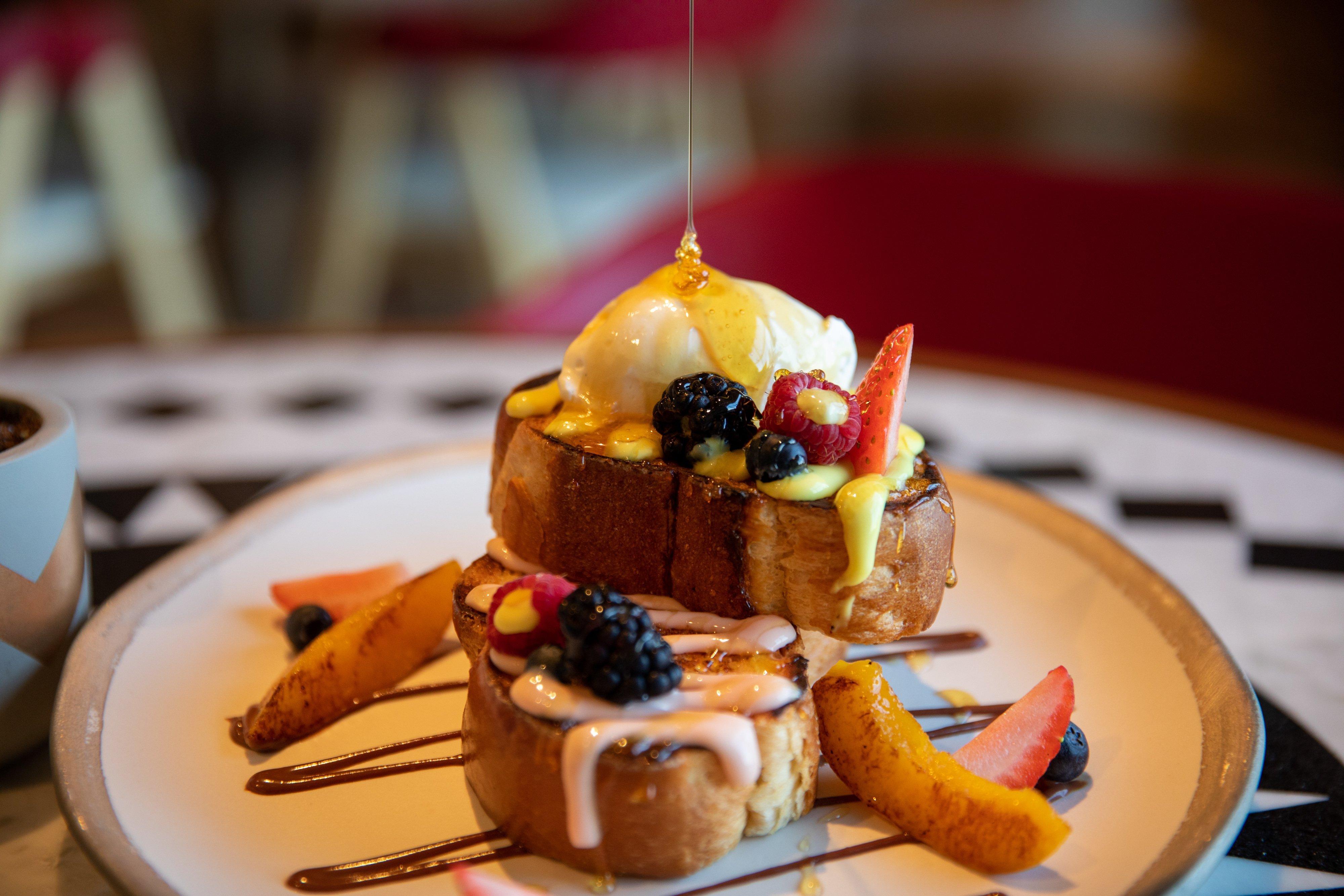 Hotel Indigo Dubai Downtown By Ihg Luaran gambar French toast with fruit and ice cream