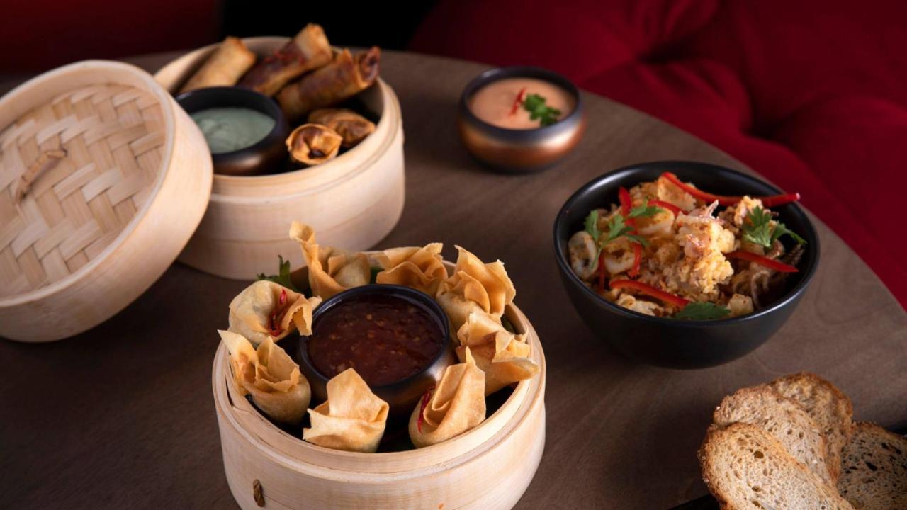 Hotel Indigo Dubai Downtown By Ihg Luaran gambar A selection of starters at the restaurant